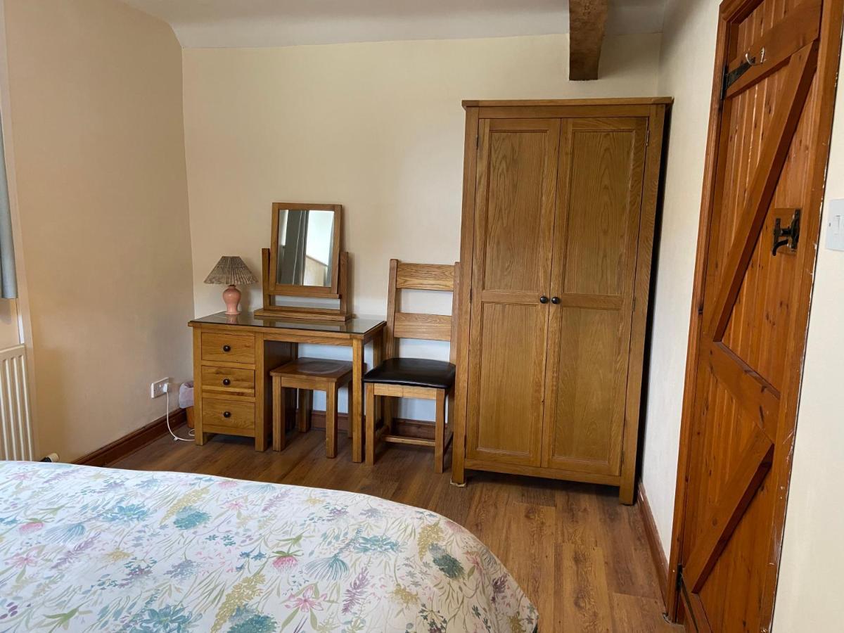 Tupenny Cottage, Old Mill Farm, Cotswold Water Park Cirencester Buitenkant foto
